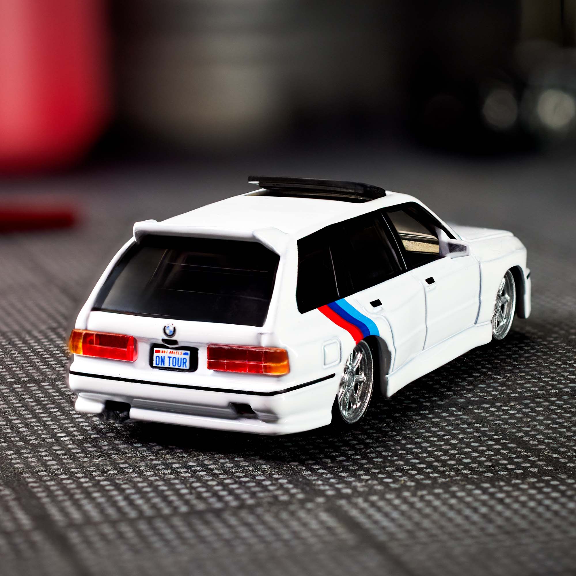 Hot Wheels Elite 64 1990 BMW 318i Touring 1/64 scale - Image 3