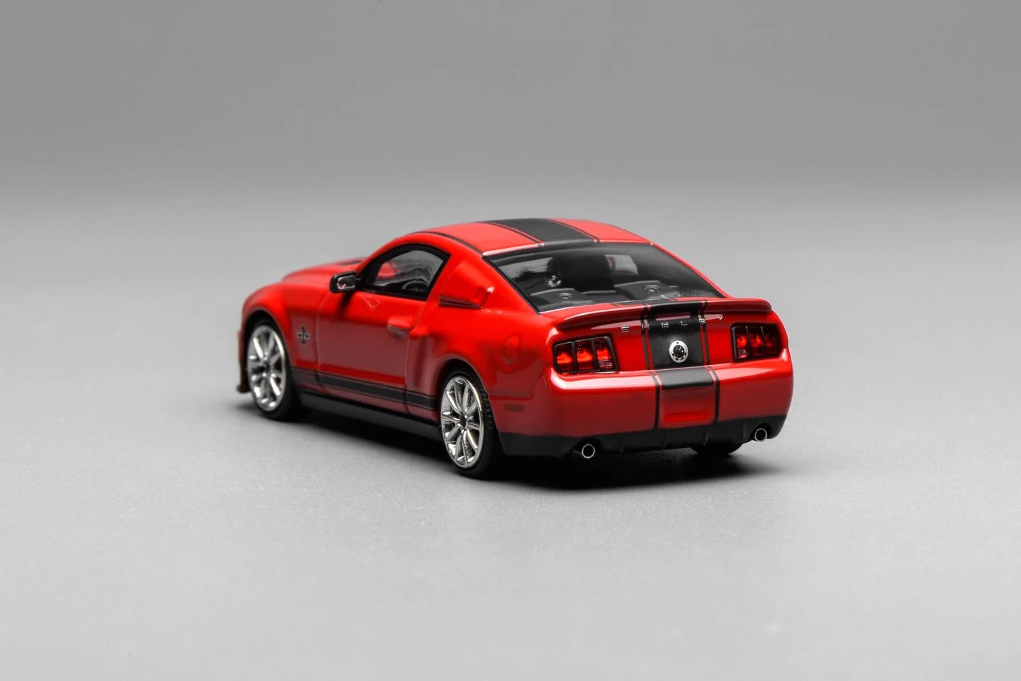 (Pre-order) Ford Mustang Shelby GT500 Super Snake 2007 RED with Black Stripe Motorhelix x Greenlight 1:64 - Image 2