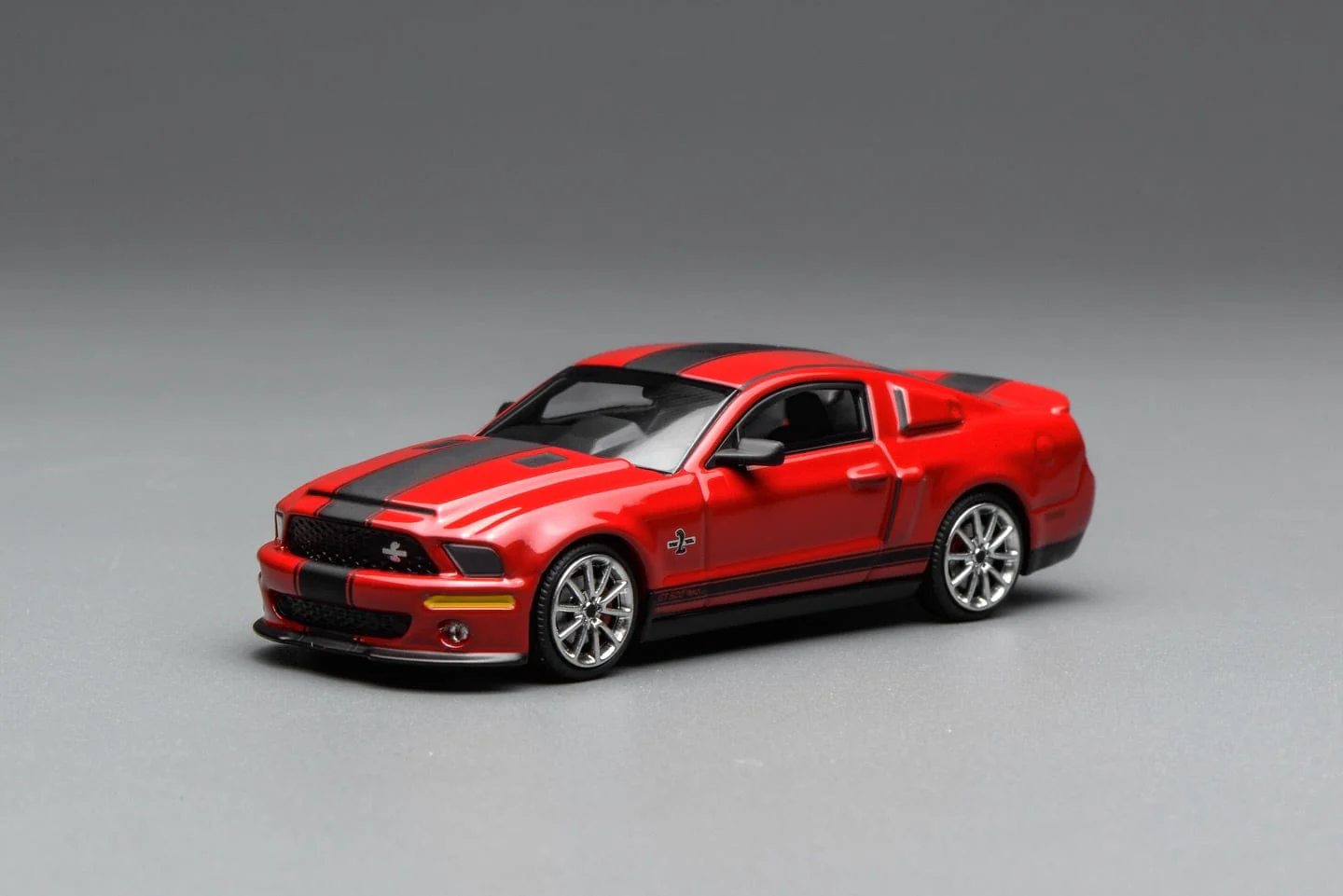 (Pre-order) Ford Mustang Shelby GT500 Super Snake 2007 RED with Black Stripe Motorhelix x Greenlight 1:64 - Image 3